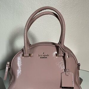 KATE SPADE NEW YORK Cedar Street Pearl Patent Leather Sm Crossbody Bag Rosewater